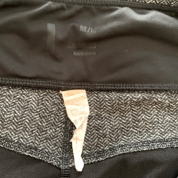 Lucy black leggings with grey chevron pattern - Picture 8 of 10